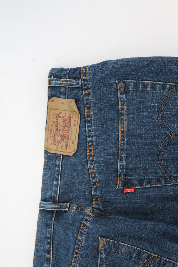 Levi's medium blue straight cut button-up jeans - 40