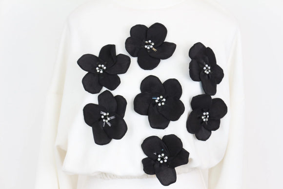 White jersey with cinched waist and black beaded flowers - M