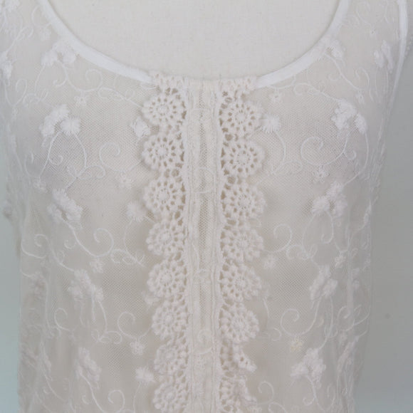 Cream Floral Crochet Lace Overlay Scoop-Neck Sleeveless Cropped Top – Size L