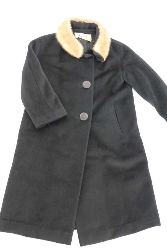 Black vintage coat with big black buttons and fur details - L